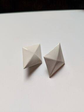 Unsigned Vtg 80s Geometric Pyramid Enamel Stud Earrings in Ivory